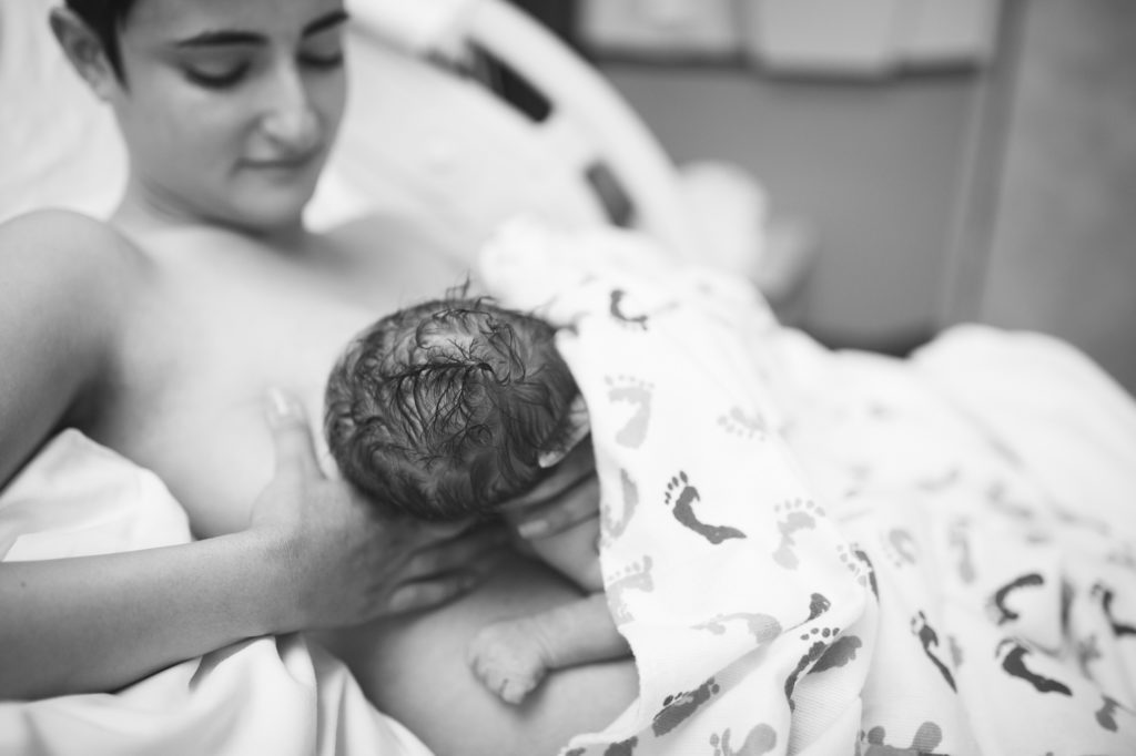 newborn breastfeeding for the first time