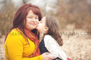 daughter kissing her mom on the cheek will rogers park photographer oklahoma