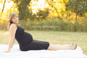 simple look, mom sitting with baby bump - maternity