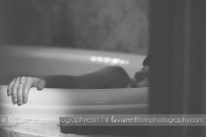 mom laboring in tub