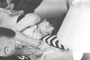 mom laboring at home in bed