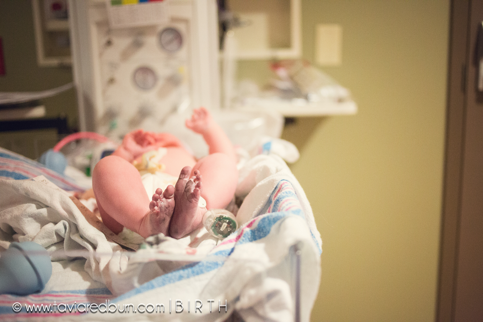 new baby feet, oklahoma birth photographer