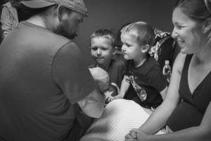 big brothers meeting baby sister homebirth oklahoma birth photographer