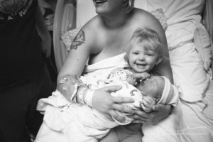 Tavia Redburn OKC birth photographer photo of new mom hospital with newborn and older daughter