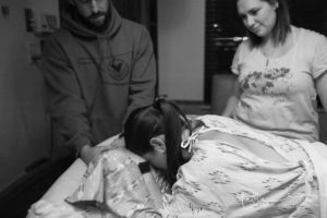 doula watching a mom labor at a birth photography oklahoma