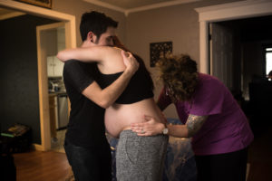 doula supporting mom at her home birth in oklahoma birth photographer